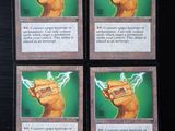quatre cartes d'un jeu de cartes sur lesquelles figure une main tenant un éclair