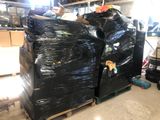 une grande pile de sacs en plastique noirs dans un entrepôt