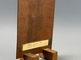 une image représentant une plaque en bois sur laquelle est posée une autre plaque