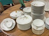 une table sur laquelle sont posés de nombreuses assiettes et verres