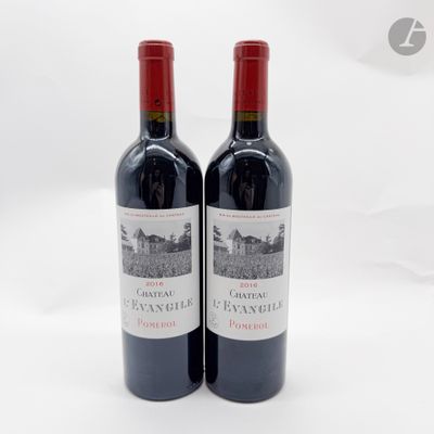 deux bouteilles de vin rouge posées l'une à côté de l'autre sur une surface blanche