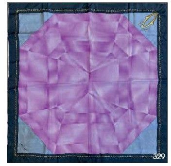 un gros plan sur une couette violette et bleue ornée d'une fleur