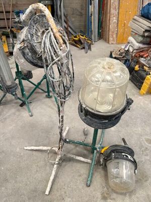 2 projecteurs de chantier tubulaires métalliques verts et ja…