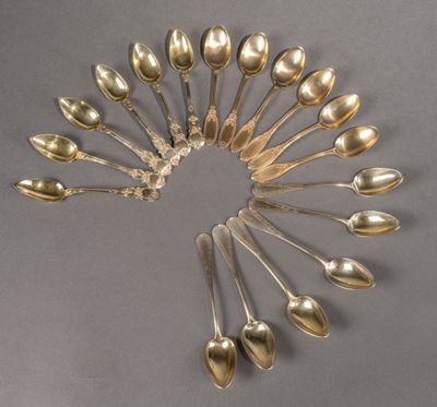 de nombreuses cuillères disposées en cercle sur la table
