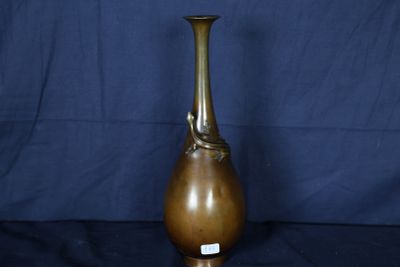 un vase posé sur une surface noire