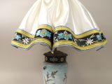 une lampe posée sur une table à côté d'une souris