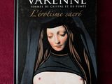 un livre sur lequel figure la photo des seins d'une femme