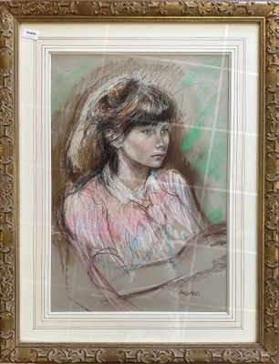 tableau représentant une femme en robe rose et chapeau blanc