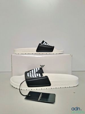 une paire de diapositives en noir et blanc posées sur une boîte blanche