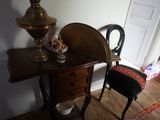 une petite table sur laquelle se trouvent une chaise et une lampe