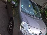 une petite voiture argentée garée sur le bord de la route