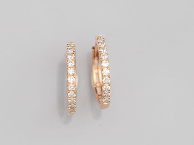 une paire de boucles d'oreilles en diamant