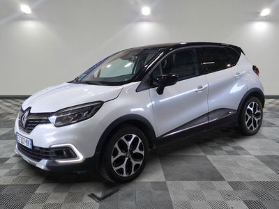 une voiture blanche est garée sur le sol à carreaux d'un garage