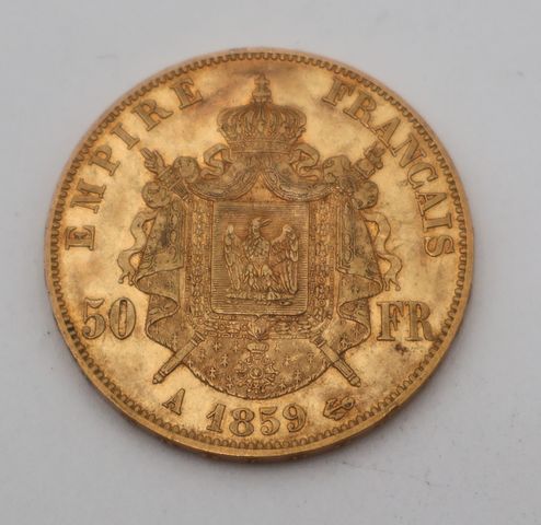 Une pièce de monnaie en or à valeur faciale de cinquante Francs 1...