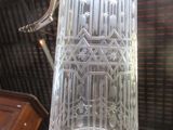 un pichet en verre transparent muni d'une anse, posé sur une table