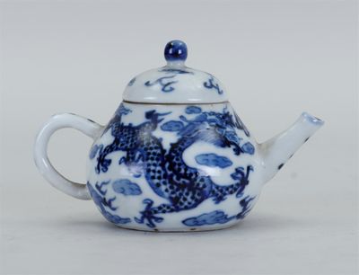une théière bleue et blanche ornée d'un motif de dragon