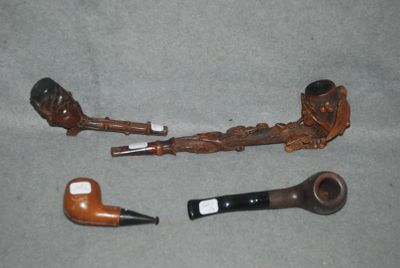 une pipe et un porte-pipe posés sur une table