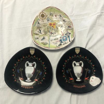 LONGWY : 2 assiettes céramique fond noir "au vase" SOISSONS …