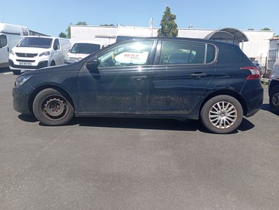 la photo d'une voiture bleue garée dans un parking