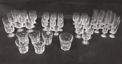 un grand nombre de verres posés sur une table