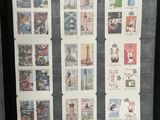la photo d'une vitrine contenant des timbres