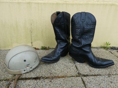 Lot : -Paire de santiags en cuir décoré de motifs feuillagés…