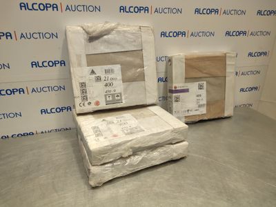 deux cartons posés par terre devant un mur