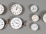 de nombreux types d'horloges accrochées au mur