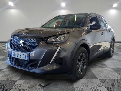 la voiture grise est garée sur un sol en damier dans le garage