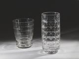 deux verres posés l'un à côté de l'autre sur une table