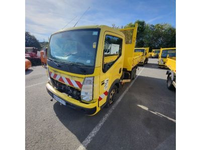 un camion jaune garé dans un parking