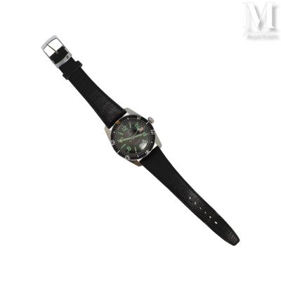 gros plan d'une montre sur fond blanc avec un bracelet noir
