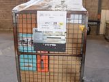 un chariot contenant de nombreux cartons dans un entrepôt