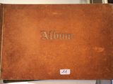 une boîte marron sur laquelle figure un nom, posée sur une table