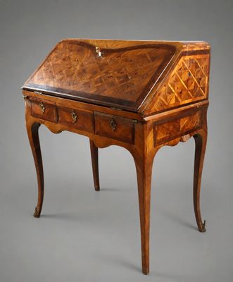 un bureau ancien avec un plateau en bois et des tiroirs
