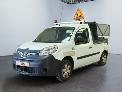 un petit camion blanc à plateau garé dans une pièce