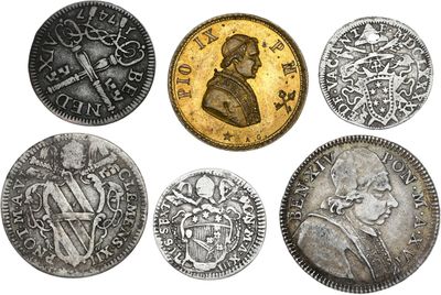 gros plan d'un paquet de pièces de monnaie sur une surface blanche