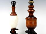 une paire de lampes en bois et en marbre posées sur des socles, sur fond blanc