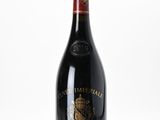 l'image d'une bouteille de vin posée sur une table