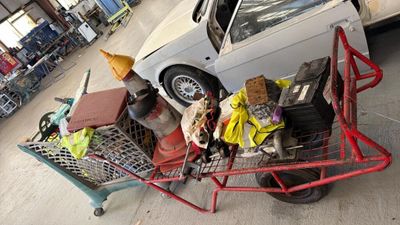 Lot divers avec chariot rouge et caddy vert .