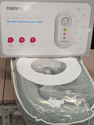 des toilettes posées sur une table dans un magasin