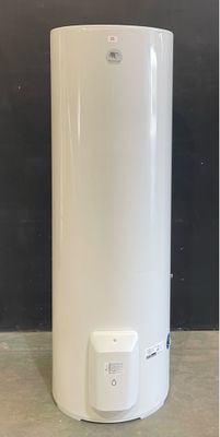 l'image d'un chauffe-eau blanc posé sur un comptoir