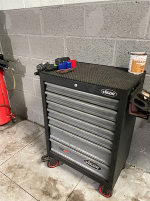 une photo représentant une armoire à outils et une borne d'incendie dans un garage