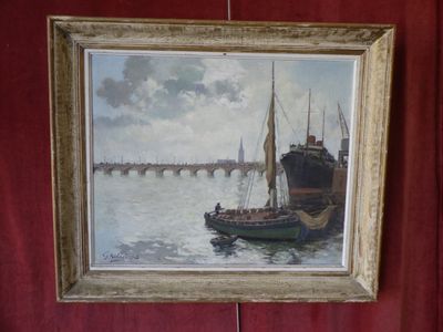 la photo d'un tableau accroché à un mur rouge