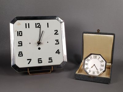 une petite horloge et une boîte contenant une montre