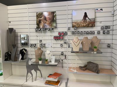 une vitrine présentant des bijoux et des accessoires dans un magasin