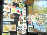 de nombreux timbres différents exposés sur un réfrigérateur