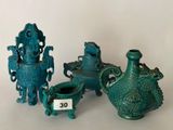trois vases verts différents et un petit
