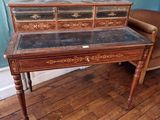 un bureau en bois avec des tiroirs et une chaise dans un coin