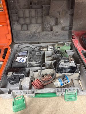 1 visseuse HITACHI à batterie avec 2 batteries
